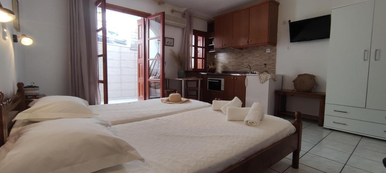 Kapetanos Rooms Naxos City ภายนอก รูปภาพ