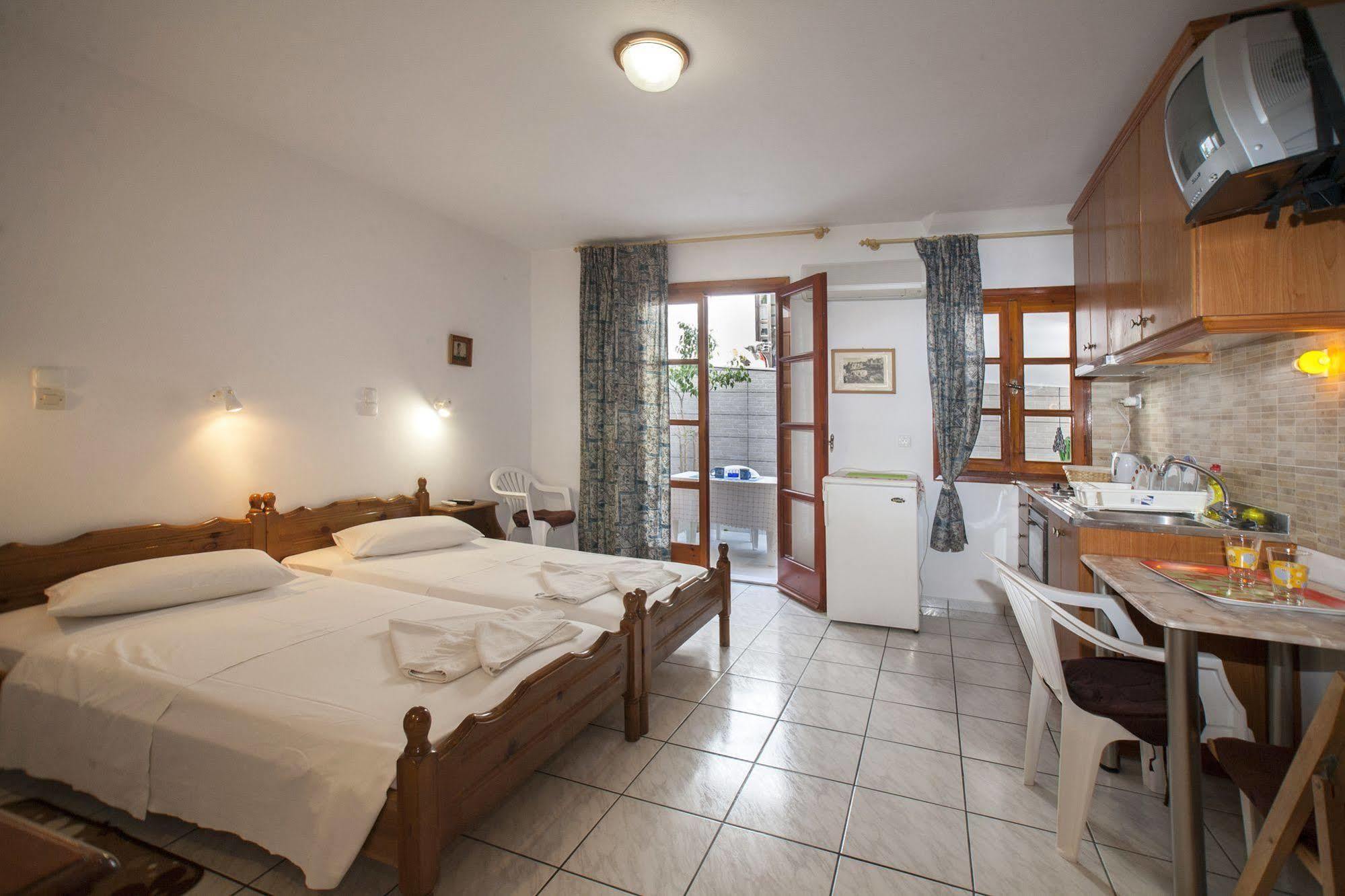 Kapetanos Rooms Naxos City ภายนอก รูปภาพ