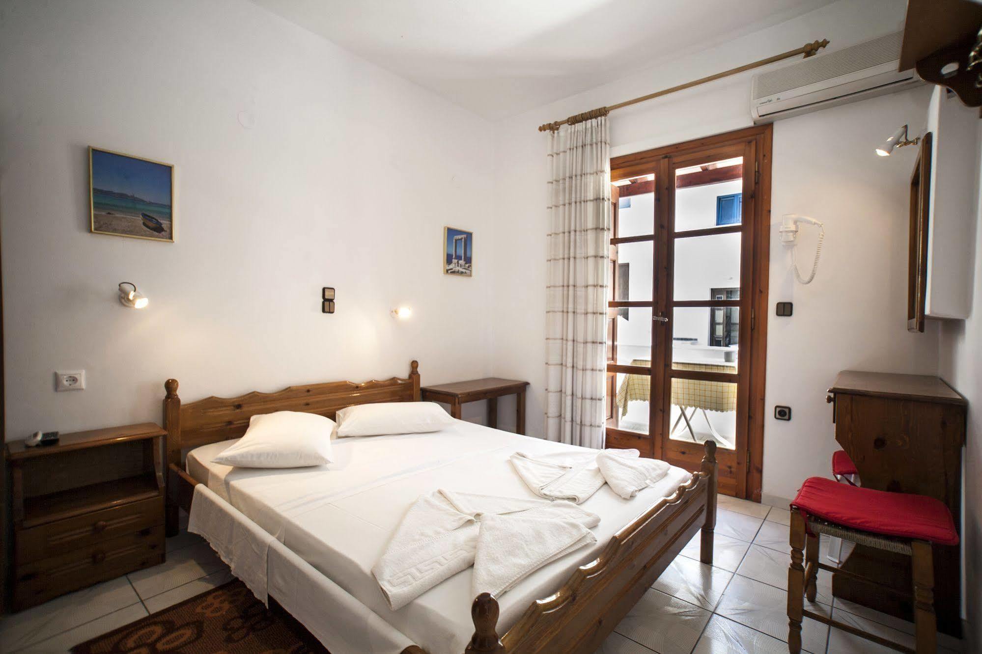 Kapetanos Rooms Naxos City ภายนอก รูปภาพ